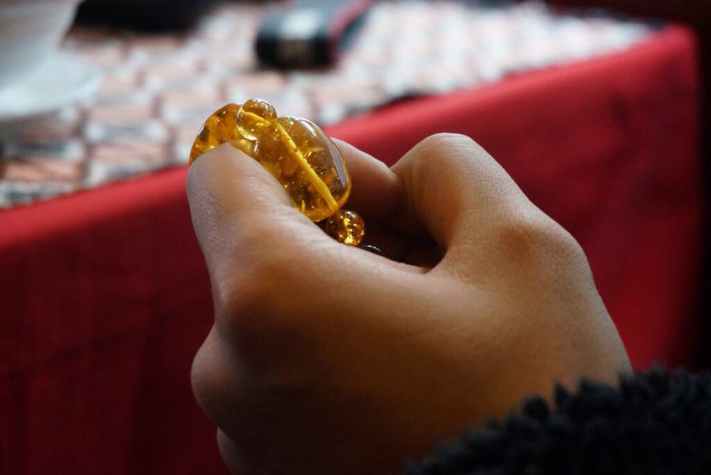#手腕不能空# 蜜蜡随形手串  蜜蜡即密腊，琥珀的一个品种，