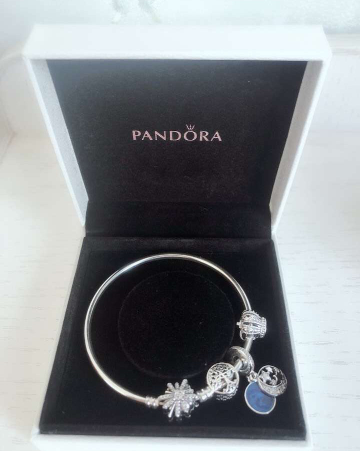 女生大部分都喜欢买首饰的吧。至少我就很喜欢买，从耳饰、项链、