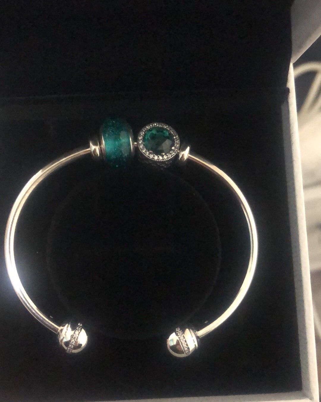 女生大部分都喜欢买首饰的吧。至少我就很喜欢买，从耳饰、项链、