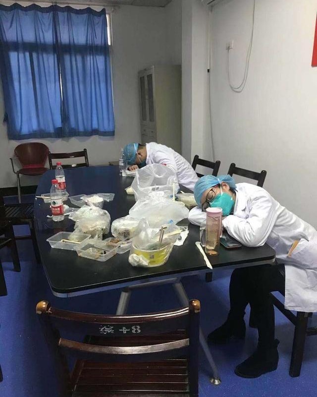 今天真是又惊慌又难过的一天，人数日渐增多，连巴士都停运了，这