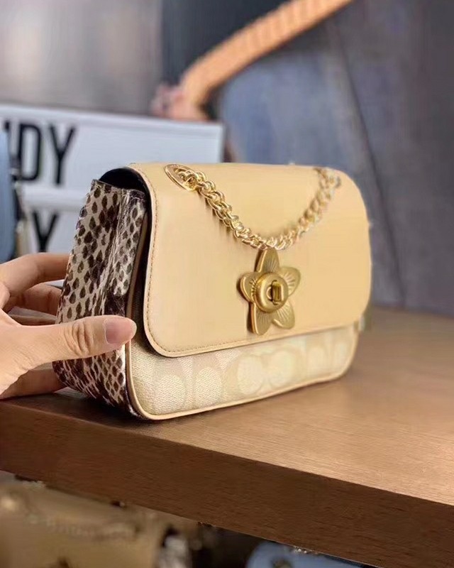 【Coach】我的天啦‼Coach超美的山茶花新款 链条斜挎