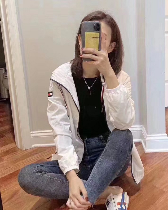 Tommy薄款网面冲锋衣，很百搭，前短后长，背后还有一点褶皱