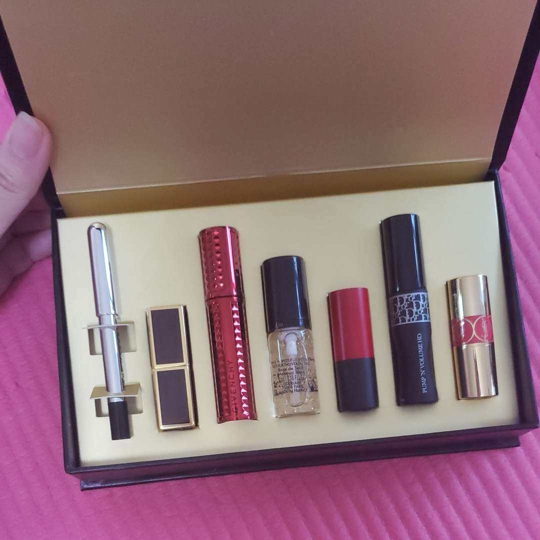 晒一晒丝芙兰那口红套盒 这个套盒是在丝芙兰买的！价格好像是3