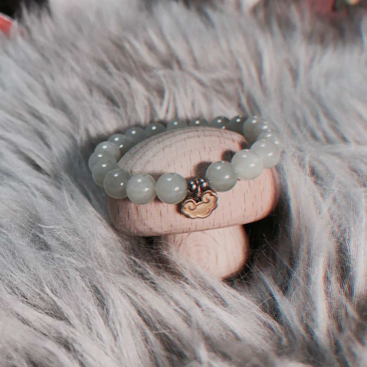 #手腕不能空 之和田玉祥云手钏  从古至今，玉器就备受各类人