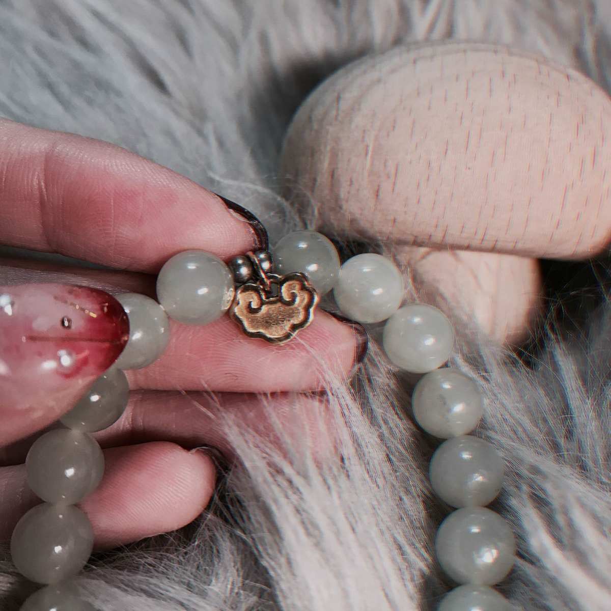 #手腕不能空 之和田玉祥云手钏  从古至今，玉器就备受各类人