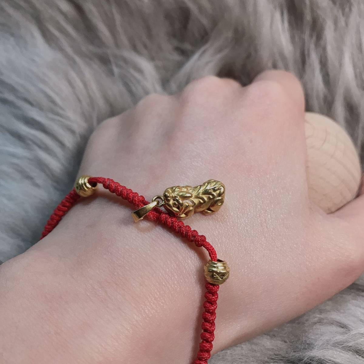 #手腕不能空 之周生生貔貅红绳  入手这个红绳很多年了，那时