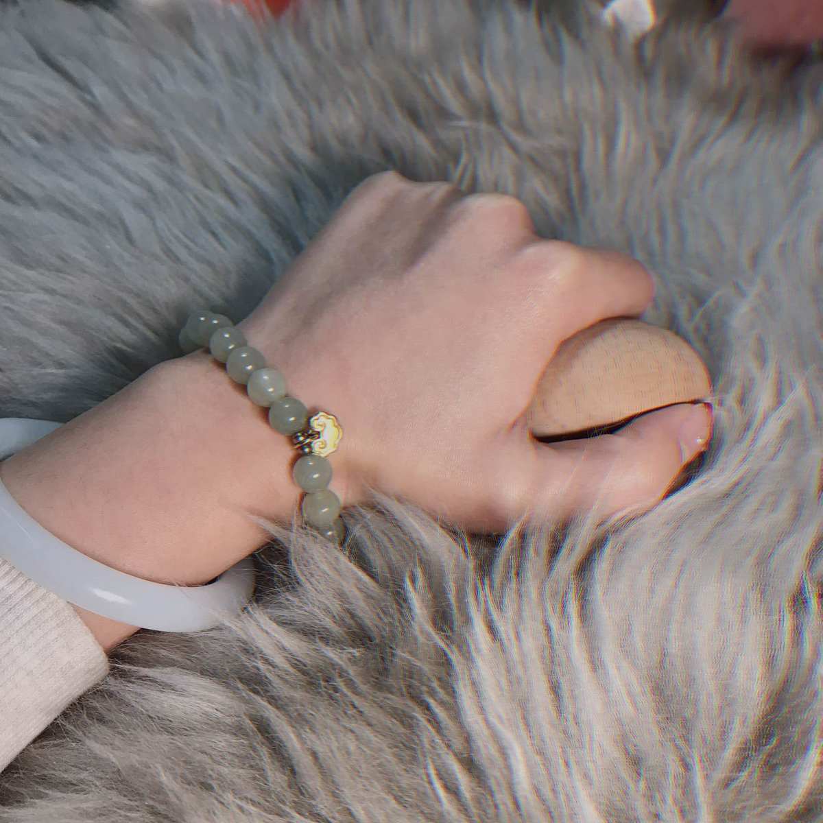 #手腕不能空 之和田玉祥云手钏  从古至今，玉器就备受各类人