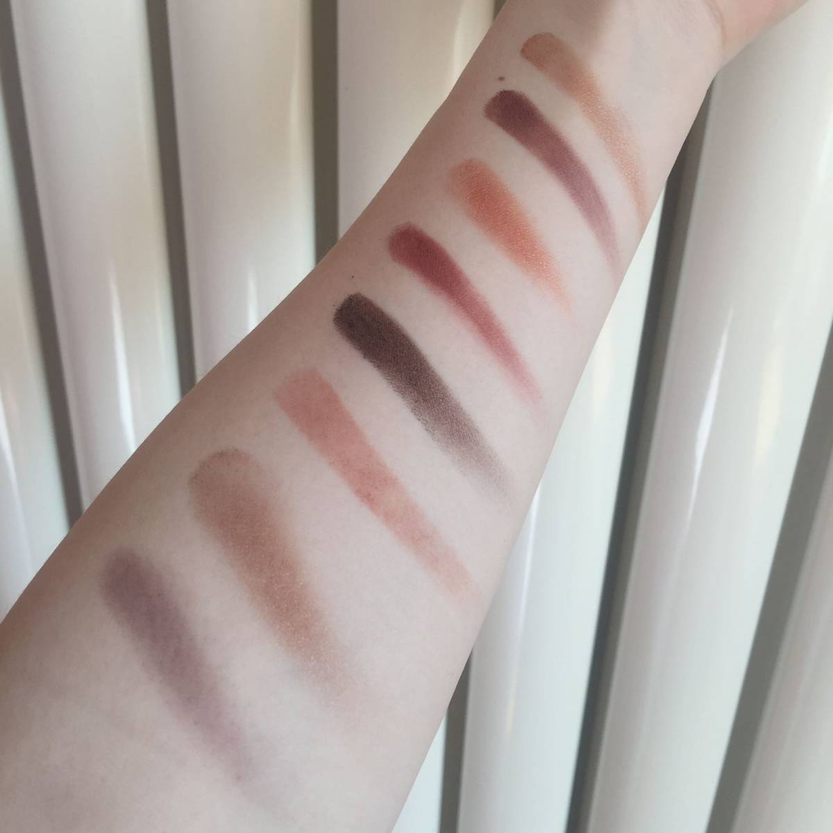 适合画眼影初学者的性价比之王 ——NYX16色眼影03war