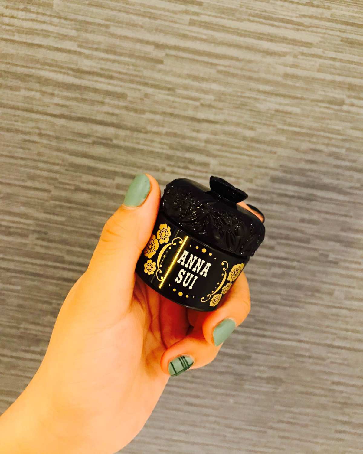 今天来说一个妆前乳 这个是安娜苏的肌密凝润是底胶 他这个瓶子
