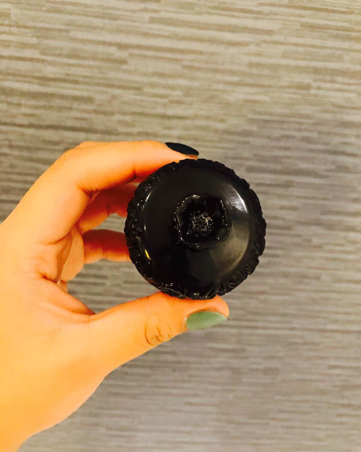 今天来说一个妆前乳 这个是安娜苏的肌密凝润是底胶 他这个瓶子