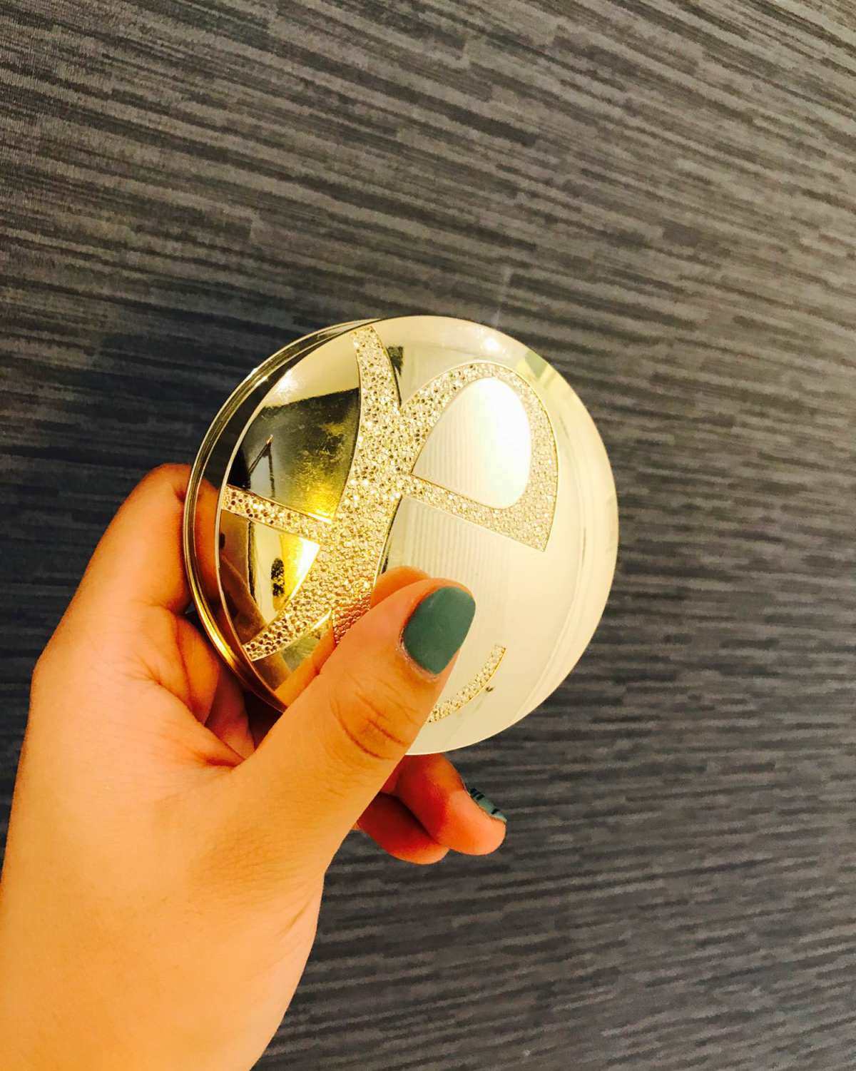 E大饼可以说是我一九年最爱的蜜粉饼，没有之一. 因为它真的是