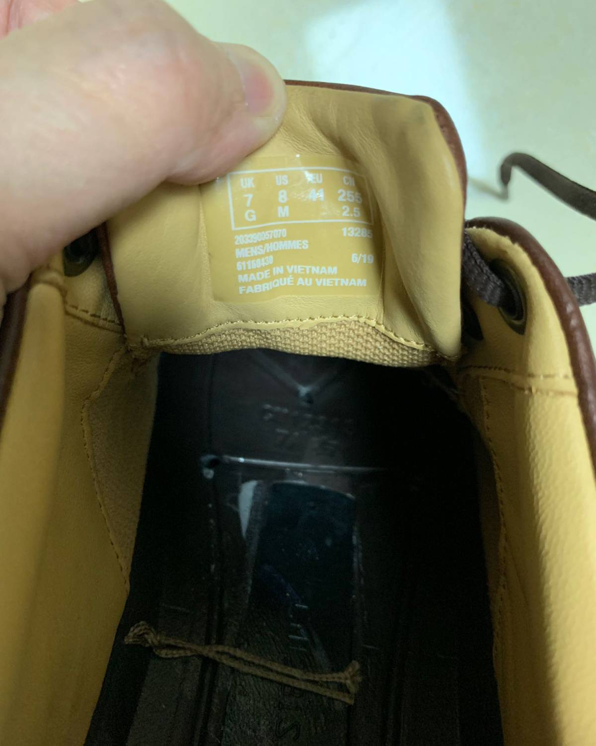 亚马逊海外直邮的两双鞋，今天爱步到货，做一下对比。其乐是休闲