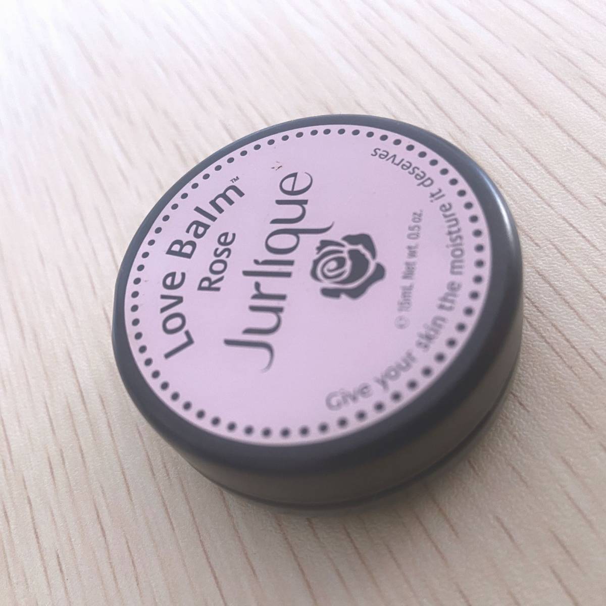 茱莉蔻：嘴唇特别干的时候涂上只会让你又油又干😩，不干的时候