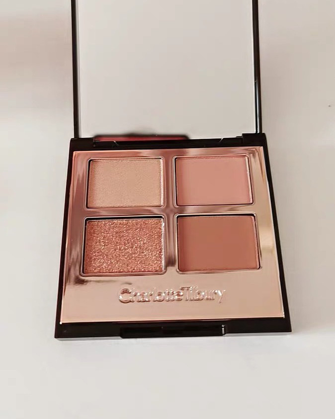 新春打卡晒单NO.4 这篇帖子跟大家分享一个超美的眼影盘，c