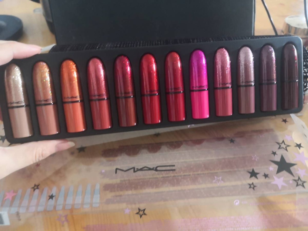 实用礼物      春节期间我抢购的MAC圣诞限定套装12件