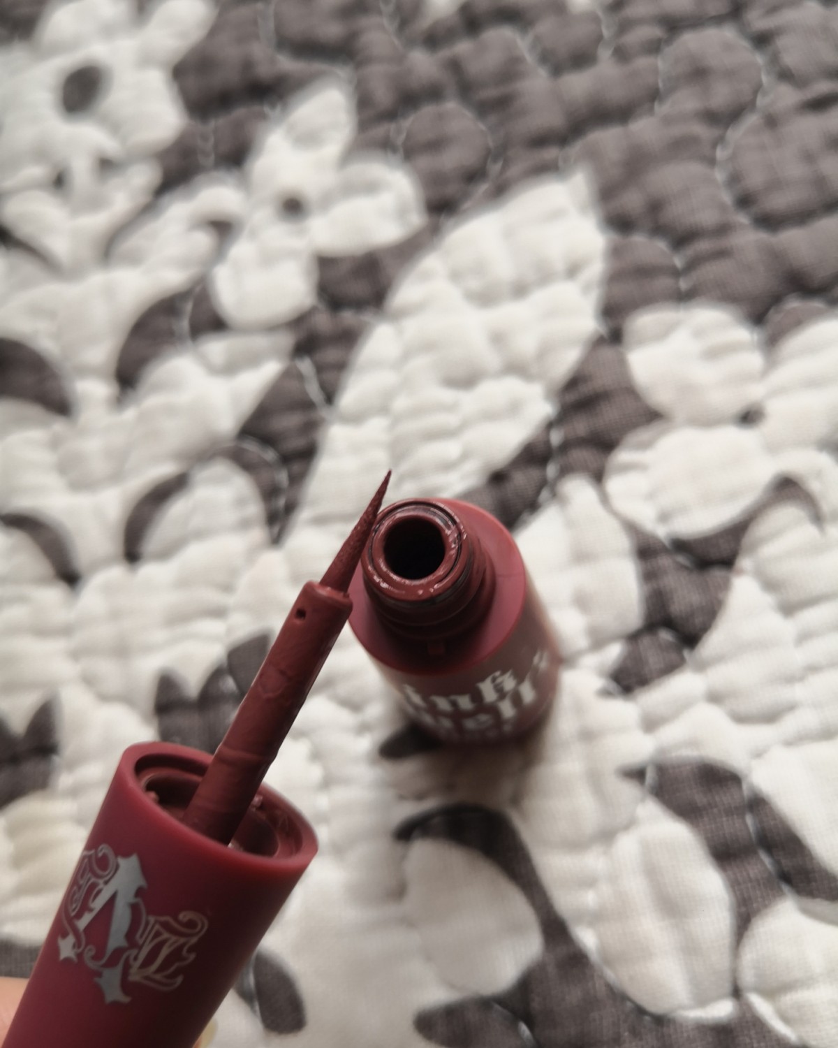带上口罩，眼妆就更加的明显了～ 今日，来画一个温柔的玫瑰棕眼