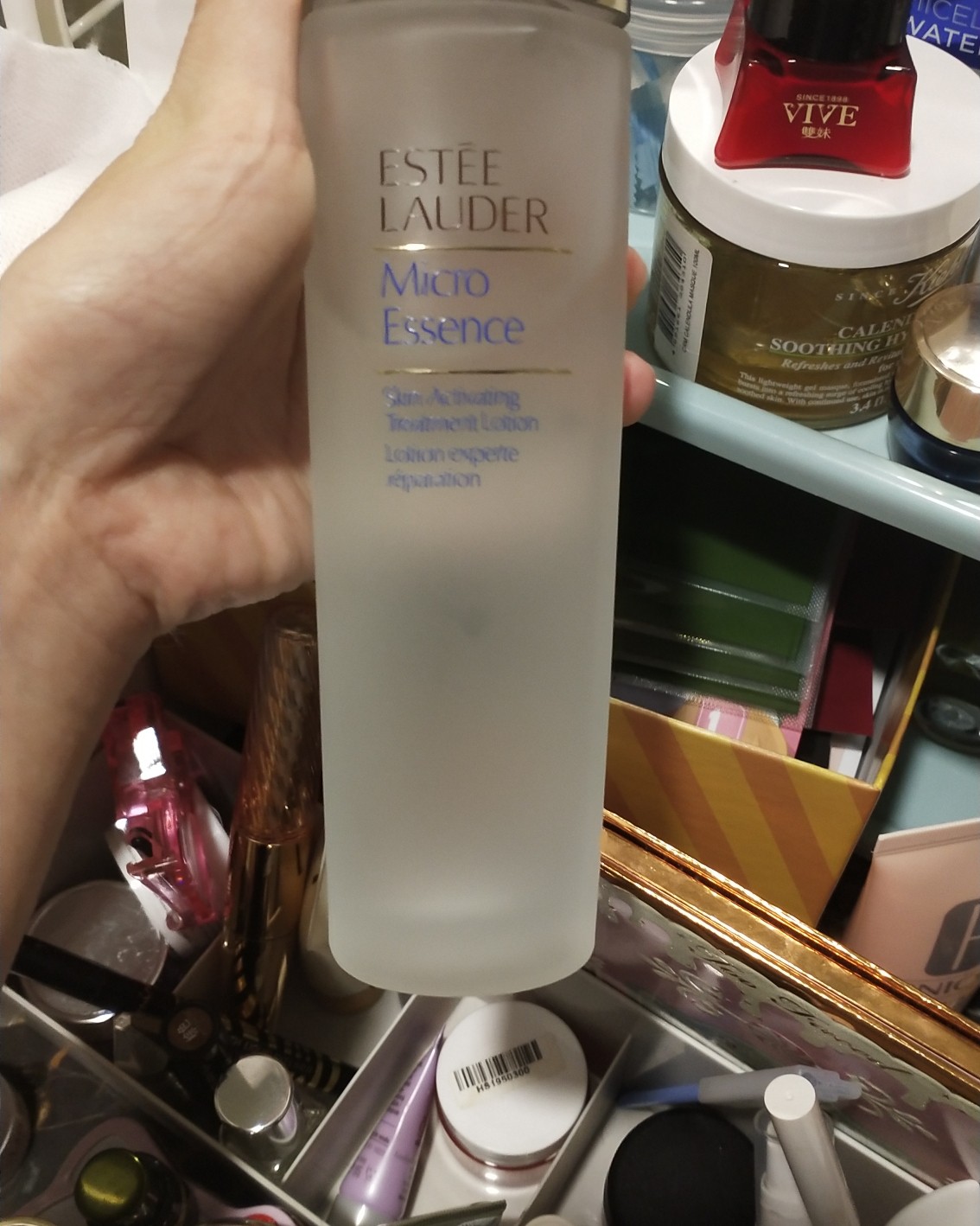 我的彩妆跟护肤是分开放的，我的护肤品一般都是放在洗手间，毕竟