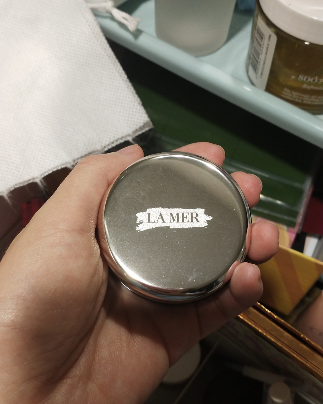 我的彩妆跟护肤是分开放的，我的护肤品一般都是放在洗手间，毕竟