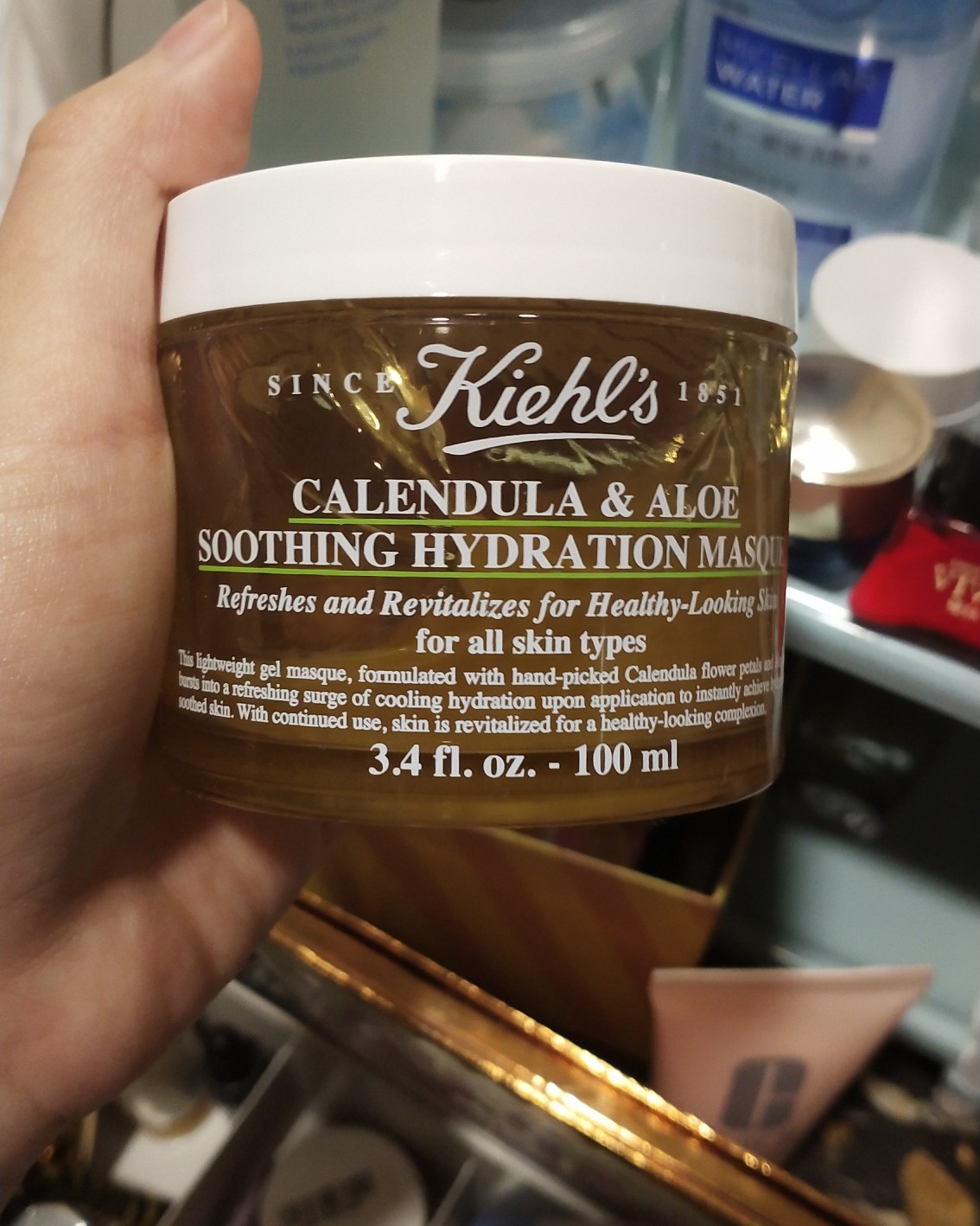 我的彩妆跟护肤是分开放的，我的护肤品一般都是放在洗手间，毕竟