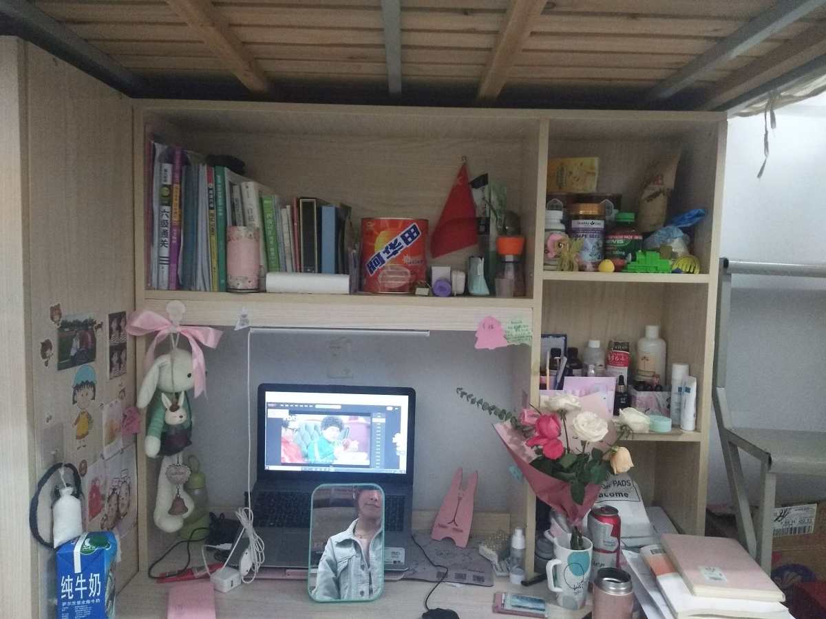 哇，这真的是我好久好久之前在学校拍的，翻相册才翻出来 好多我