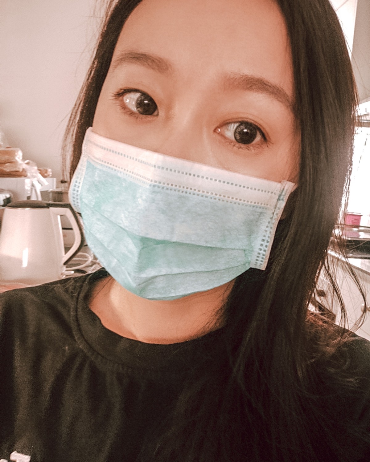 口罩😷半面装 家里可以用的眼部化妆品比较少，都留在上海了。