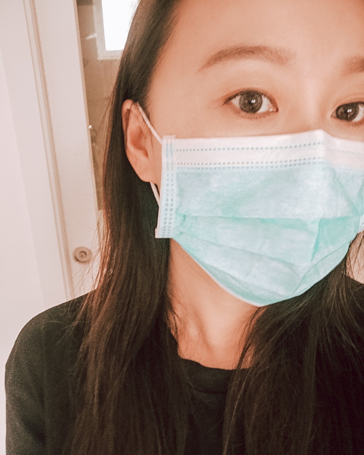 口罩😷半面装 家里可以用的眼部化妆品比较少，都留在上海了。