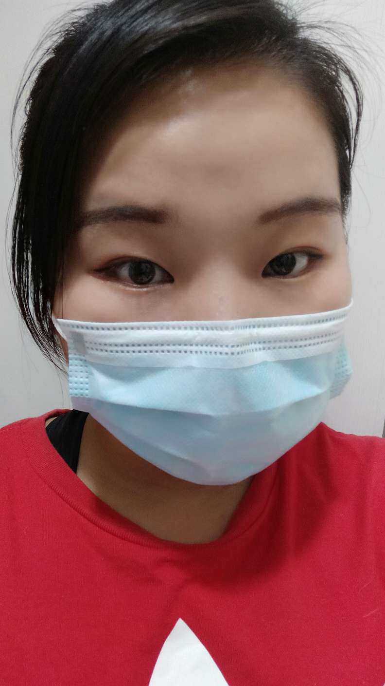 #口罩半面妆#  疫情期间，因为天天戴口罩都不怎么化妆，休息
