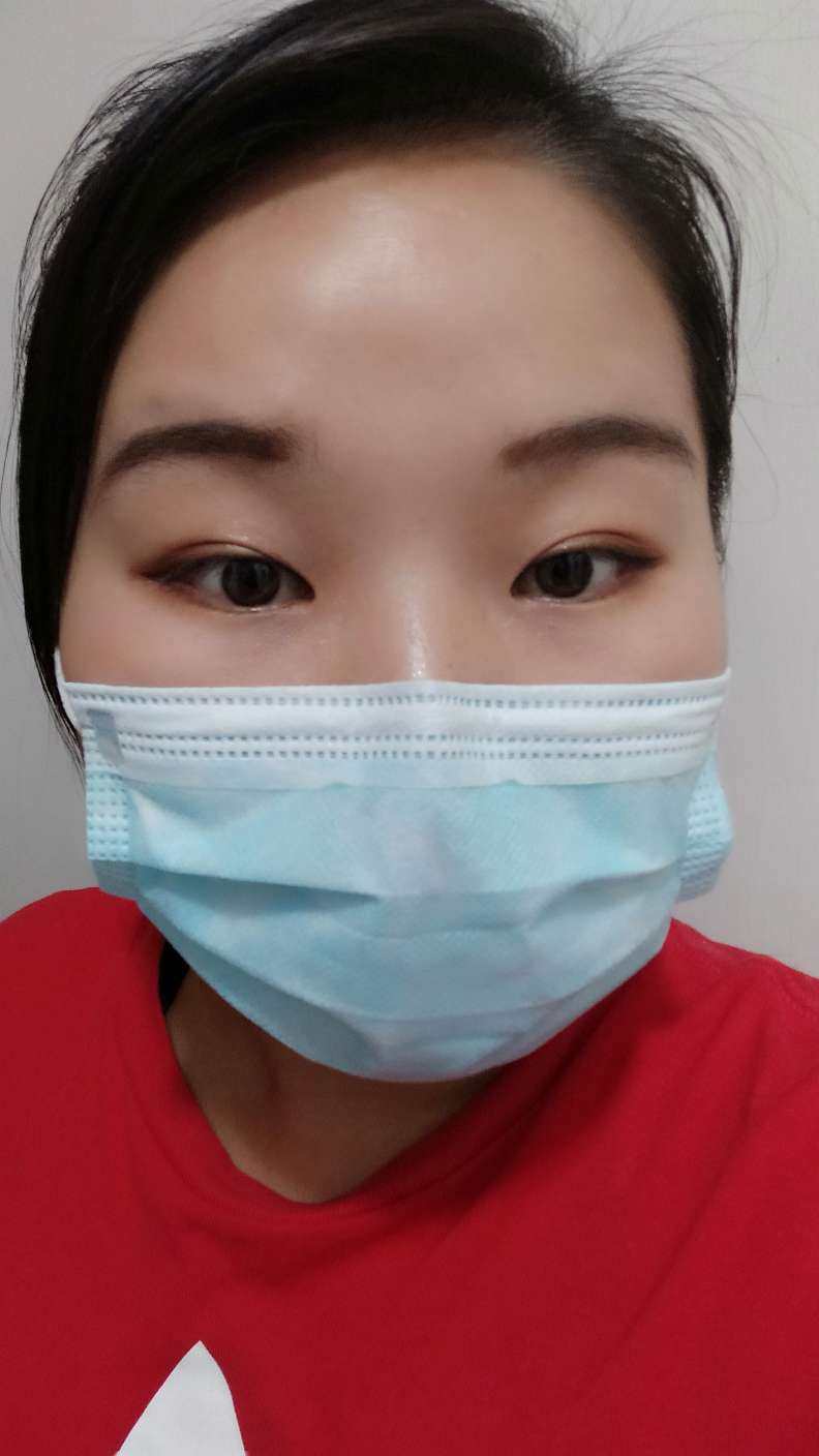 #口罩半面妆#  疫情期间，因为天天戴口罩都不怎么化妆，休息