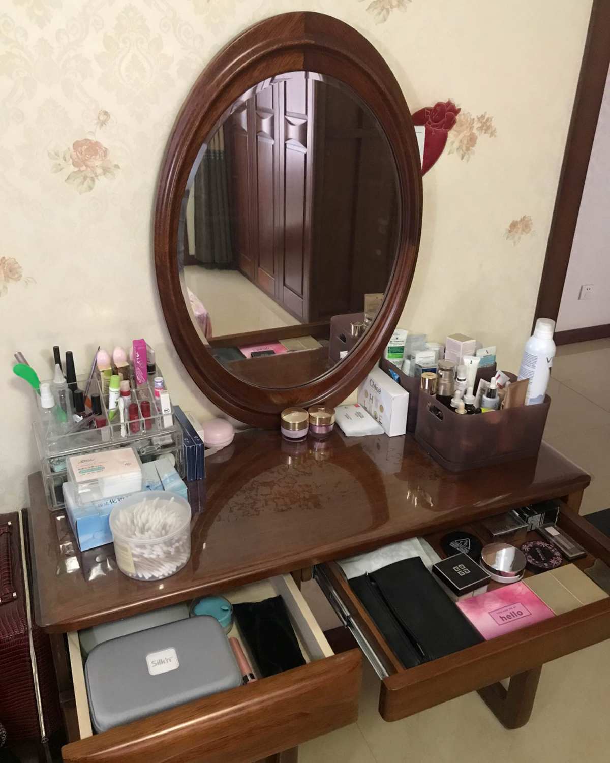 我的梳妆台  趁着参加活动，我将梳妆台整理了一番，终于也有点