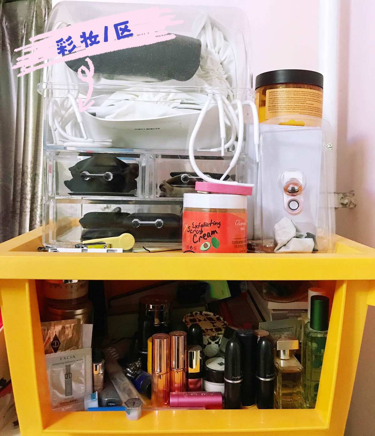 上次匆忙po了下我的镜柜护肤区，今儿个得空po一下我的彩妆一