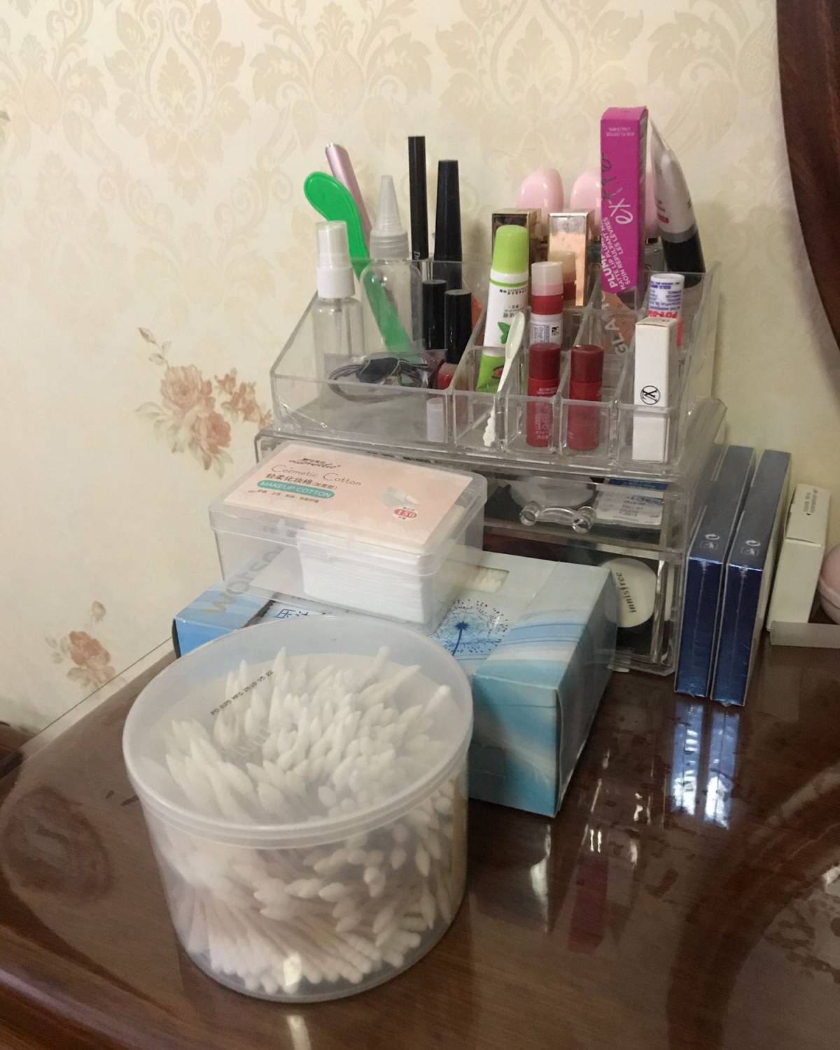 我的梳妆台  趁着参加活动，我将梳妆台整理了一番，终于也有点