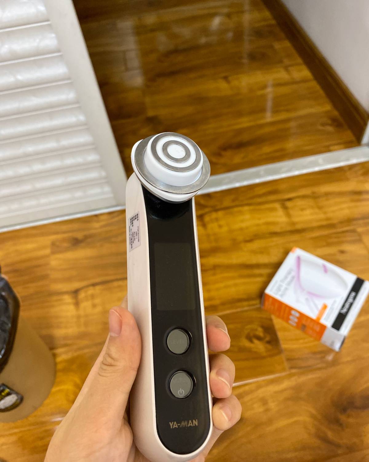 图一是露得清的红蓝光面具，堪称平价版的大排灯，痘被它拯救。第