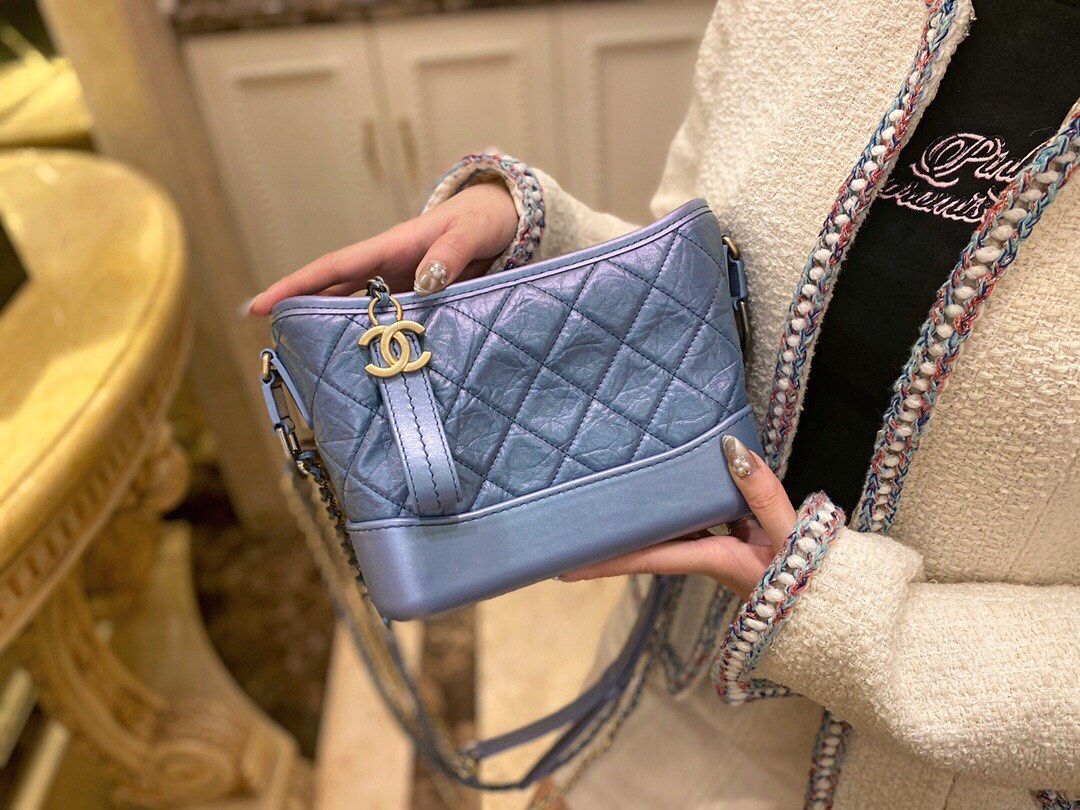 CHANEL 流浪包 带点渐变的一款蓝色 非常好看 不同角度