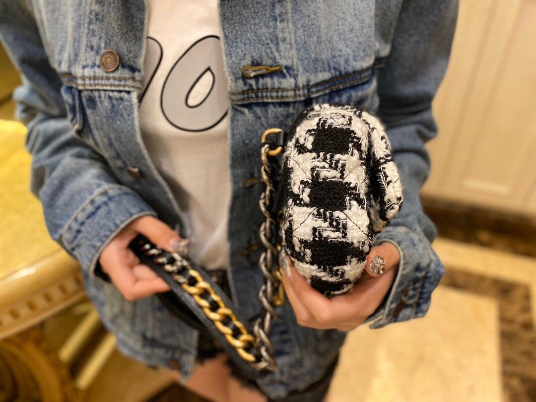 Chanel黑白千鸟格腰包 时尚圈最火爆的腰包 独特的黑白条