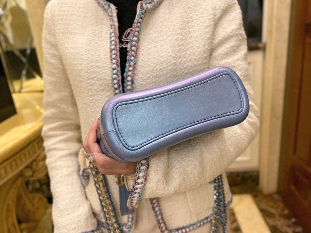 CHANEL 流浪包 带点渐变的一款蓝色 非常好看 不同角度