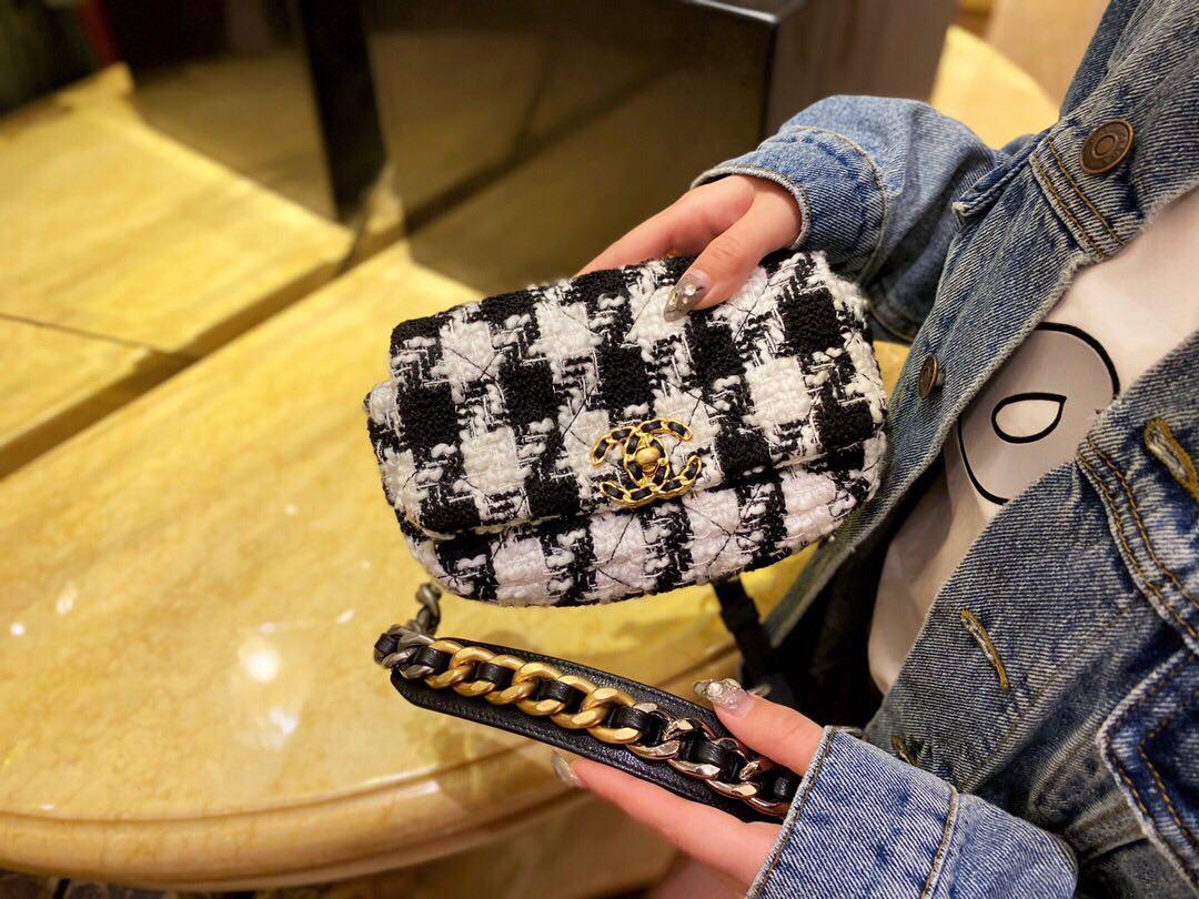 Chanel黑白千鸟格腰包 时尚圈最火爆的腰包 独特的黑白条