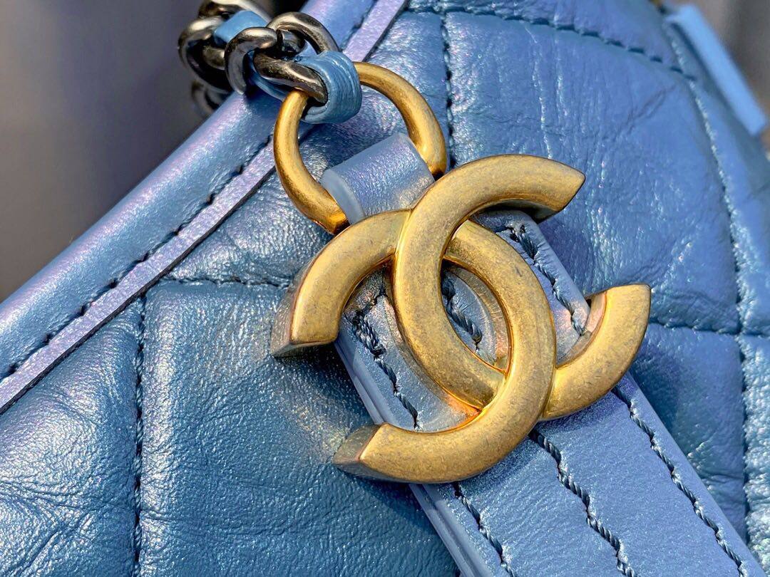 CHANEL 流浪包 带点渐变的一款蓝色 非常好看 不同角度