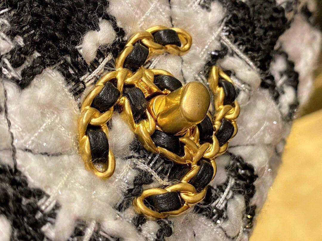 Chanel黑白千鸟格腰包 时尚圈最火爆的腰包 独特的黑白条