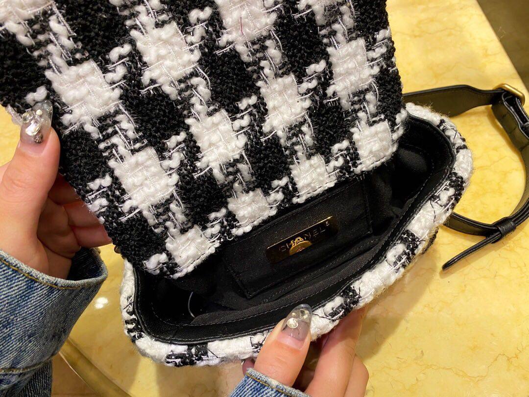 Chanel黑白千鸟格腰包 时尚圈最火爆的腰包 独特的黑白条