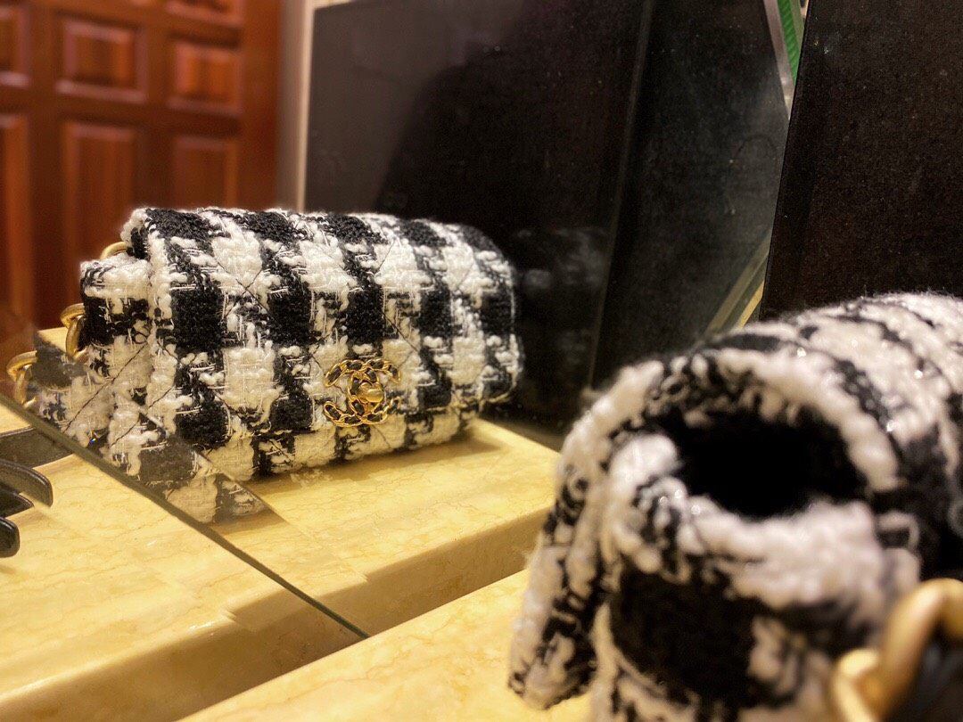 Chanel黑白千鸟格腰包 时尚圈最火爆的腰包 独特的黑白条