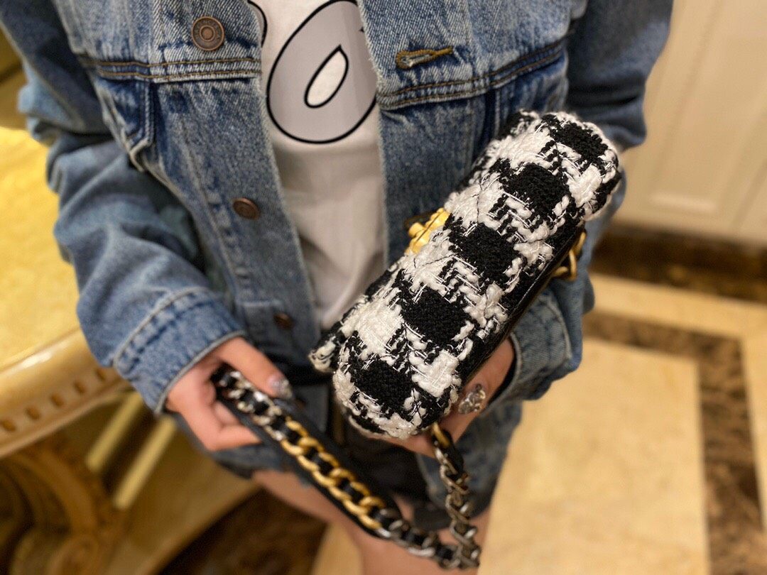 Chanel黑白千鸟格腰包 时尚圈最火爆的腰包 独特的黑白条