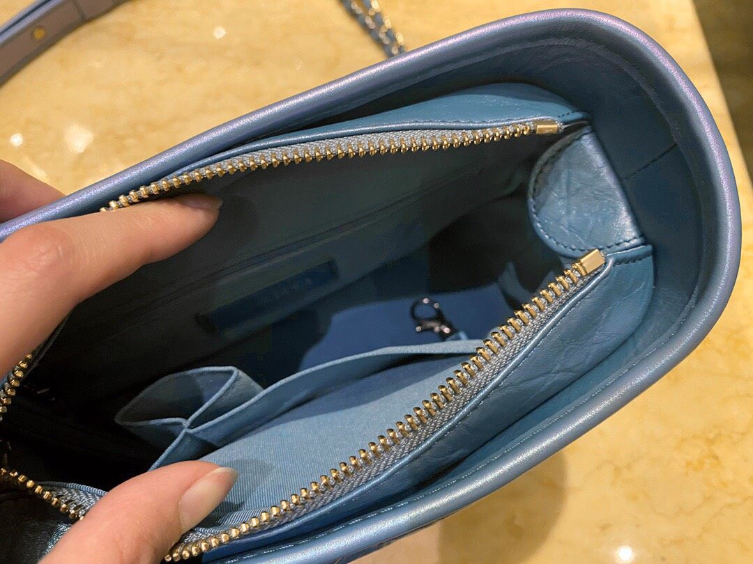 CHANEL 流浪包 带点渐变的一款蓝色 非常好看 不同角度