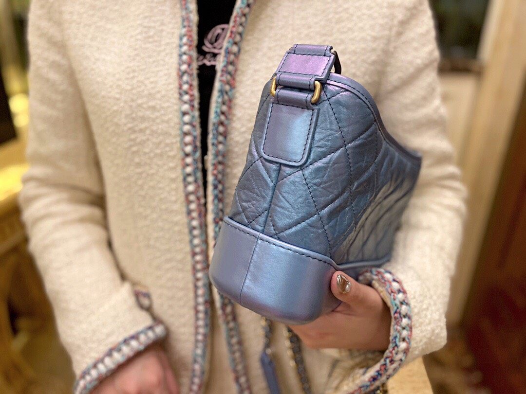 CHANEL 流浪包 带点渐变的一款蓝色 非常好看 不同角度