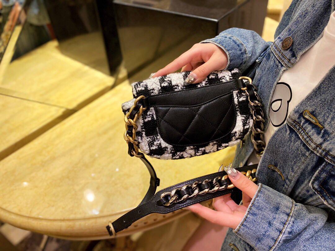 Chanel黑白千鸟格腰包 时尚圈最火爆的腰包 独特的黑白条