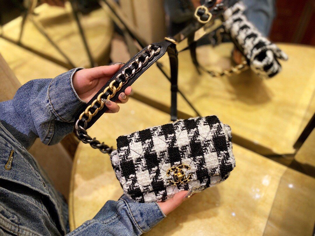 Chanel黑白千鸟格腰包 时尚圈最火爆的腰包 独特的黑白条