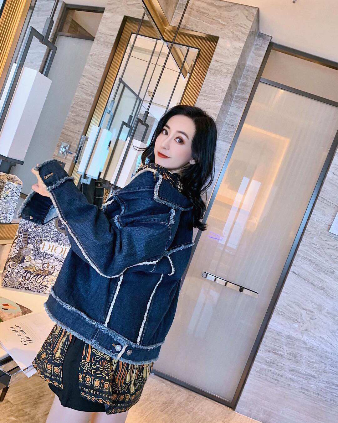 Dior 新款胸口口袋小蜜蜂刺绣牛仔外套  可可可！ 钱包又