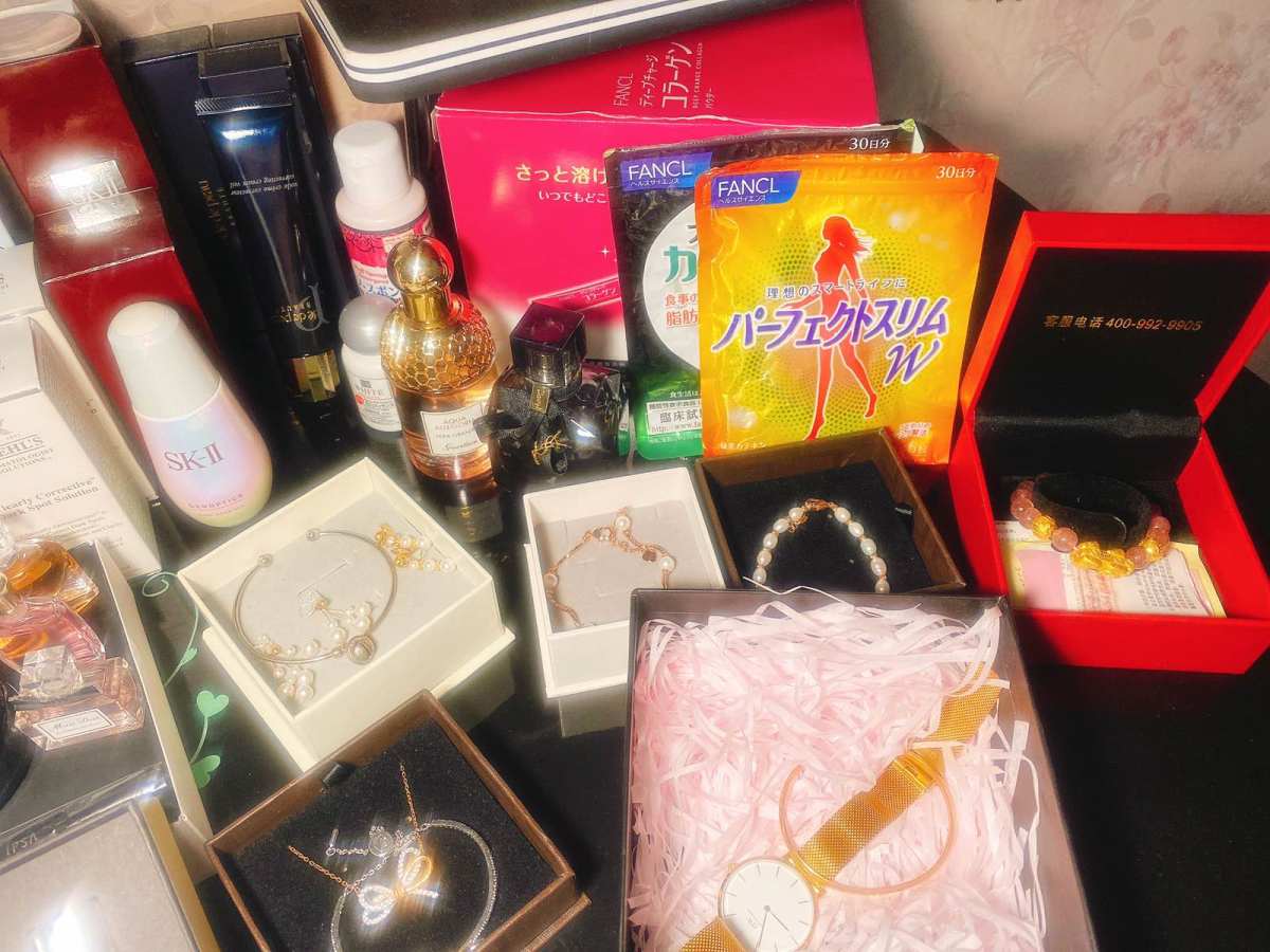 浓妆淡抹总相宜-梳妆台🌸 我的化妆品平时抽屉、床头柜、浴室