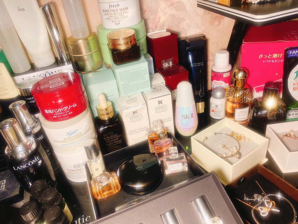 浓妆淡抹总相宜-梳妆台🌸 我的化妆品平时抽屉、床头柜、浴室