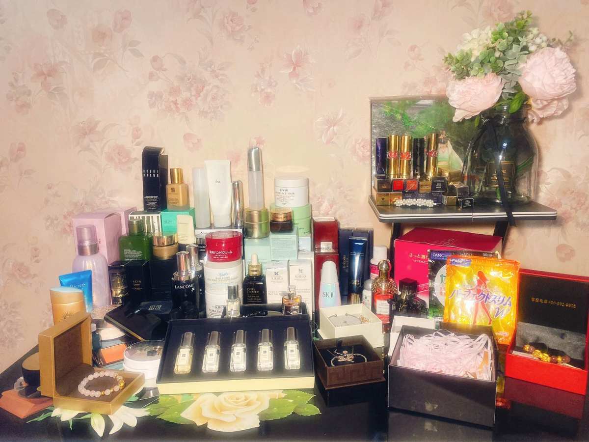 浓妆淡抹总相宜-梳妆台🌸 我的化妆品平时抽屉、床头柜、浴室