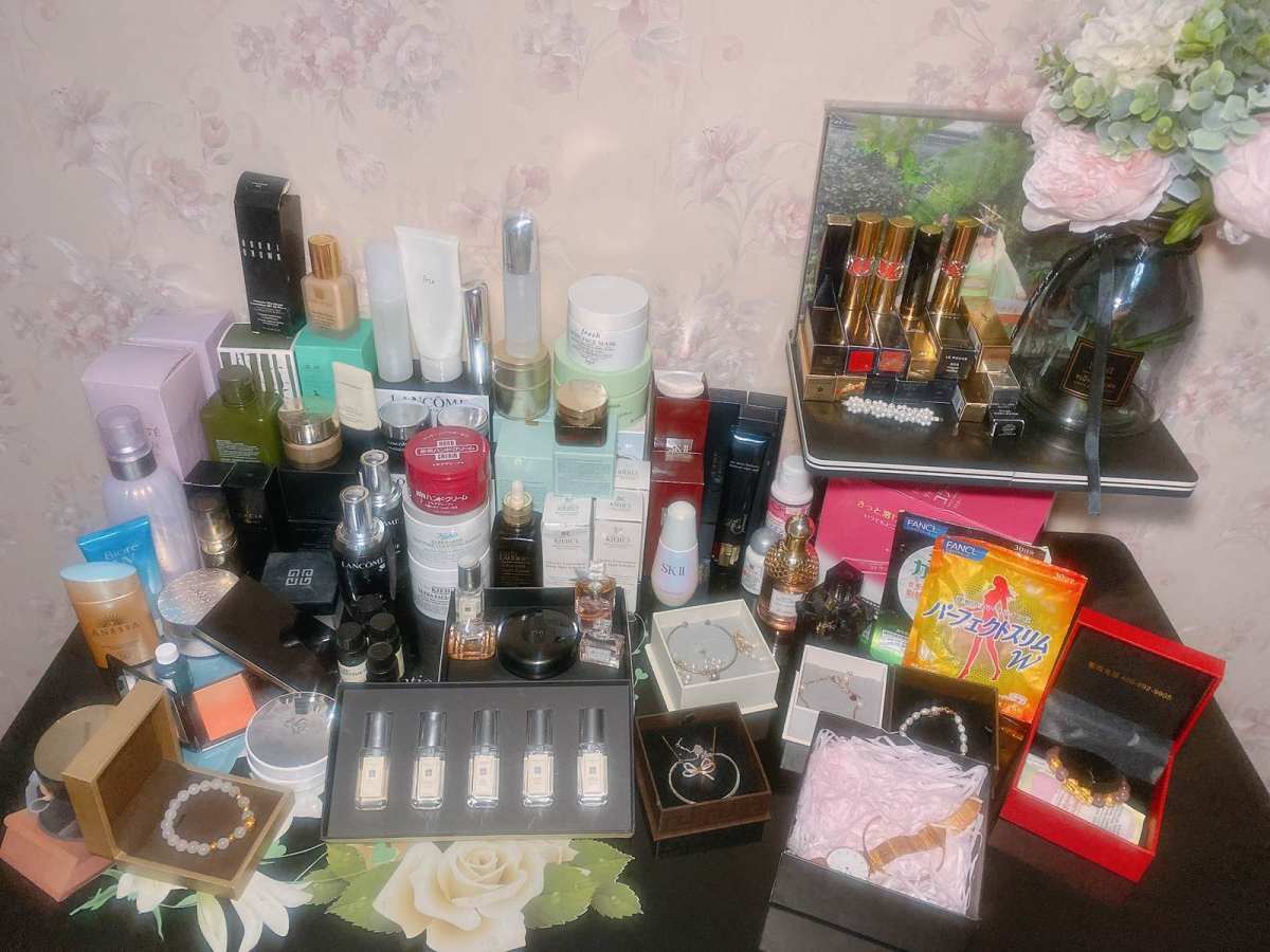 浓妆淡抹总相宜-梳妆台🌸 我的化妆品平时抽屉、床头柜、浴室